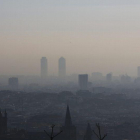 Vista de Barcelona, tapada por la polución, este lunes.