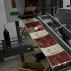 Proceso de embotallado del vino en una bodega de Pajares de los Oteros