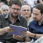 Iglesias consulta sus notas con Fachin durante un mitin en Badalona, en el 2015.