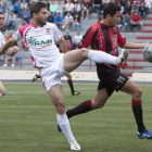 Álex Vázquez, en el centro, trata de frenar el avance del delantero del Unión Viera Néstor Trujillo, con Juan Bardal siguiendo la acción en un lance del partido disputado en Las Palmas.