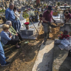 Varios familiares de represaliados franquistas asisten al inicio de los trabajos de exhumación de una fosa común en el cementerio de Paterna (Vàlencia).