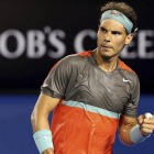 El tenista español Rafael Nadal reacciona ante el australiano Bernard Tomic durante un partido del Abierto de Australia de tenis que les enfrentó en Melbourne.