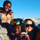 Madonna, con sus cuatro hijos en los Alpes.