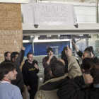 Trabajadores de Spanair votan las movilizaciones en protesta por el cierre y los despidos.