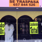 Carteles en una tienda de León que se traspasa.