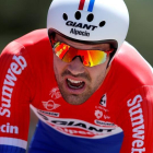 El ciclista holandés Tom Dumoulin, del equipo Giant Alpecin, cruza la línea de meta tras participar en la 13ª etapa del Tour de Francia en La Caverne du Pont-d'Arc.