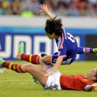 La japonesa Hasegawa y la española Garrote luchan por un balón durante la final del Mundial sub-17..