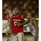 Evans, a la izquierda, y Tchiloemba, durante un entrenamiento