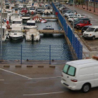 Un vehículo de la funeraria entra en la zona del puerto deportivo de Tarragona, este domingo.