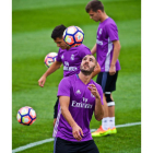 Benzema entrenó ayer, pero su presencia no está asegurada. A. P.