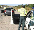 Un guardia civil prepara un control de velocidad en una carretera extremeña.
