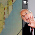 El arquitecto Renzo Piano con los planos de su proyecto.