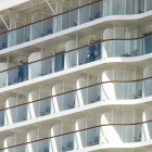 Turistas se asoman a los balcones en un establecimiento de Gran Canaria. QUIQUE CURBELO