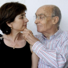 Pilar del Río, autora de ‘La intuición de la isla’, y José Saramago, en 2009.