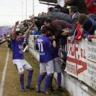 Los jugadores bañezanos celebran con su afición el gol que culminaba la remontada frente a los maragatos en el derbi.