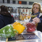 Los datos muestran que el consumidor tienen una percepción negativa de la situación actual, aunque, y pese a la caída, persiste en unas expectativas positivas respecto al futuro de la economía.