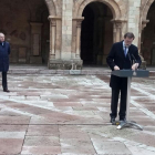 Rajoy, en la Cuna del Parlamentarismo, en el claustro de San Isidoro, el lugar donde se celebraron las Cortes de 1188, el primera parlamento de la historia en el que estaban representados también los vecinos de las ciudades y no sólo los nobles y el clero