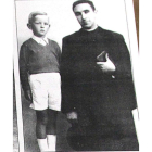 El sacerdote Emigdio Magdaleno con el niño Peter Artofer.