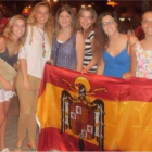 Paula Carda, la tercera por la izquierda, posa junto a unas amigas con la bandera franquista.
