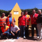 Algunos voluntarios y el presidente comarcal de Cruz Roja posan en la fuente del Mayuelo.