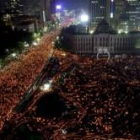 La manifestación celebrada ayer en Seúl congregó a miles de personas que portaban velas