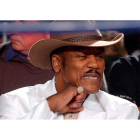 Imagen de archivo del excampeón mundial de pesos pesados Joe Frazier en una pelea en Australia en 2005. Pasará a la historia por ser el primero en derrotar a Ali.