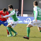 Ivi Vales, autor del primer gol del Astorga, defiende con la ayuda de Cristian a un rival.