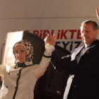 El primer ministro turco, Erdogan, y su esposa saludan a los simpatizantes del partido .
