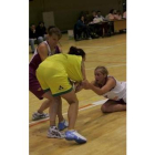 Hill y Van Malderen pugnan por un balón en un choque muy intenso