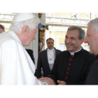 Lucio Vallejo Nájera saluda al papa Benedicto XVI.