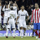 Cristiano Ronaldo, al fondo, celebra junto a Marcelo y Pepe su gol ante el Atlético.
