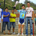 Andrés López, con el trofeo de campeón en Candamo.