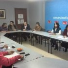Miembros del comité de empresa de Compostilla y del PSOE en la reunión de ayer en Ponferrada.