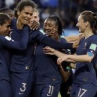 Las jugadoras francesas felicitan a Renard, autora de dos goles de cabeza.