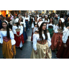 Momento del desfile de las Cien Doncellas seguido por cientos de leoneses, preludio de Las Cantaderas en el programa festivo de San Froilán.