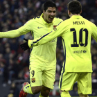 Luis Suárez celebra con Messi el gol del uruguayo, el segundo que logró ayer el Barça frente al Athletic