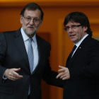 Mariano Rajoy y Carles Puigdemont se saludan antes de su reunión en la Moncloa en el mes de abril del 2016.