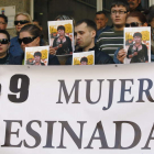 Concentración en recuerdo de la mujer asesinada el lunes por su pareja en Roquetas de Mar.