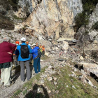 Los técnicos se sorprendieron ayer de las dimensiones de las rocas caídas sobre la ruta. DL