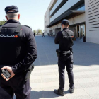 Agentes del Cuerpo Nacional de Policía durante su trabajo en Castellón. DOMENECH CASTELLÓ