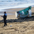 Cayuco en el que murieron las personas migrantes varado en la playa en Tenerife. RAMÓN DE LA ROCHA