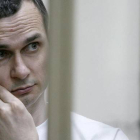 Oleg Sentsov escuchando las acusaciones que pesan sobre el en el juicio de este martes, en Rostov-on-Don.