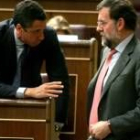 Eduardo Zaplana conversa con Mariano Rajoy antes de que éste intervenga en la sesión de control