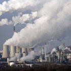 Columnas de humo se elevan por encima de un polígono industrial de Gelsenkirchen, en Alemania.