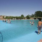Las instalaciones de la playa fluvial y piscina de Toral de los Vados, motivo de la polémica.