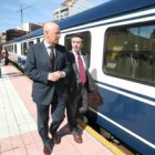 El director general de Feve, Juan Carlos Albizuri, con el director de Operaciones, Amador Robles