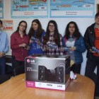 El profesor Marino Castro y los cinco alumnos premiados.