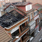 Las llamas destrozaron el inmueble de la calle del Reloj en el que se originaron y causaron daños en los edificios aledaños.