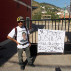 Moure colocó una pancarta ayer en las instalaciones de la empresa minera en Santa Lucía.