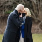El presidente Biden besa a su esposa Jill antes de iniciar su jornada de trabajo. JIM LO SCALZO